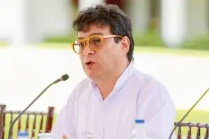 Audios revelados por Noticias Caracol exponen que el excomisionado Danilo Rueda pactó frenar bombardeos, extradiciones y "limpiar" la inteligencia militar con el Clan del Golfo - Foto: Redes sociales