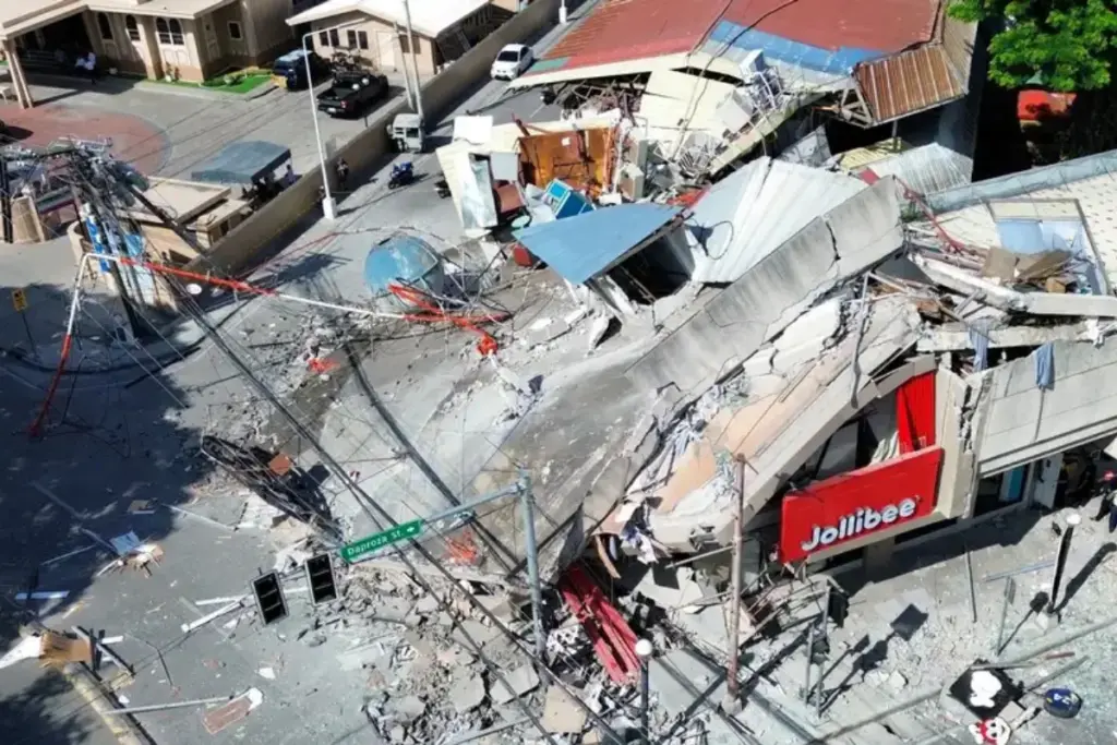 Un devastador terremoto de magnitud 7,8 sacudió la isla de Mindanao, en Filipinas, dejando al menos 36 muertos, 167 heridos y miles de damnificados debido a derrumbes y deslizamientos de tierra - Foto: Redes sociales