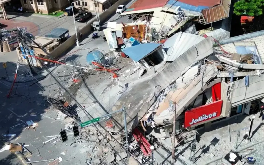 Un devastador terremoto de magnitud 7,8 sacudió la isla de Mindanao, en Filipinas, dejando al menos 36 muertos, 167 heridos y miles de damnificados debido a derrumbes y deslizamientos de tierra - Foto: Redes sociales