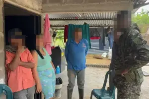 Tropas del Ejército Nacional rescataron en zona rural de Remedios, Antioquia, a cinco integrantes de una misma familia que permanecían amarrados por disidencias de las FARC. Un civil sigue desaparecido - Foto: Cortesía