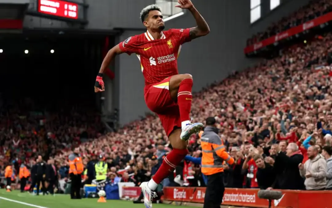 El extremo colombiano Luis Díaz fue elegido oficialmente en el puesto 76 entre los 100 mejores futbolistas en los 134 años de historia del Liverpool FC tras dejar un legado dorado en Anfield - Foto: Redes sociales