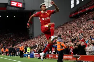 El extremo colombiano Luis Díaz fue elegido oficialmente en el puesto 76 entre los 100 mejores futbolistas en los 134 años de historia del Liverpool FC tras dejar un legado dorado en Anfield - Foto: Redes sociales