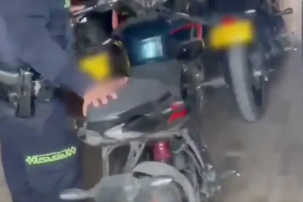 La Policía de Bogotá desmanteló un desguazadero clandestino de motocicletas que funcionaba tras la fachada de una peluquería en el barrio Las Palmitas, localidad de Kennedy - Foto: Captura de video