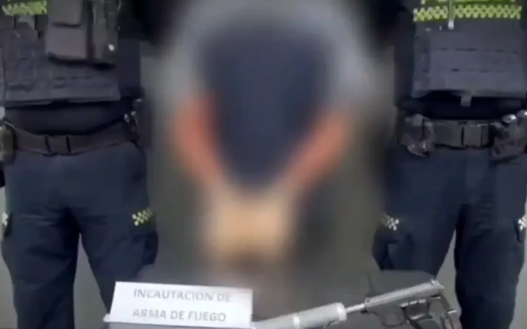 Un adolescente de 17 años, alias 'Papucho', fue aprehendido en Los Mártires tras un ataque armado. Es investigado por homicidios en Ciudad Bolívar - Foto: Captura de video