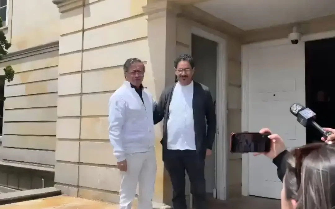 En una cumbre clave en la Casa de Nariño, el presidente Gustavo Petro y el senador Iván Cepeda definieron la estrategia de la izquierda colombiana. Petro asumirá la jefatura unificada de la oposición frente al gobierno entrante de Abelardo de la Espriella - Foto: Captura de video
