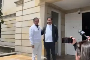 En una cumbre clave en la Casa de Nariño, el presidente Gustavo Petro y el senador Iván Cepeda definieron la estrategia de la izquierda colombiana. Petro asumirá la jefatura unificada de la oposición frente al gobierno entrante de Abelardo de la Espriella - Foto: Captura de video