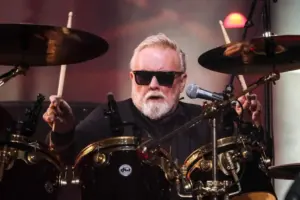 El legendario baterista de Queen, Roger Taylor, anunció el lanzamiento de su séptimo álbum solista 'Violence Insane in a Beautiful World'. Conozca los detalles de su nuevo sencillo y su potente crítica contra la guerra y el odio - Foto: Redes sociales