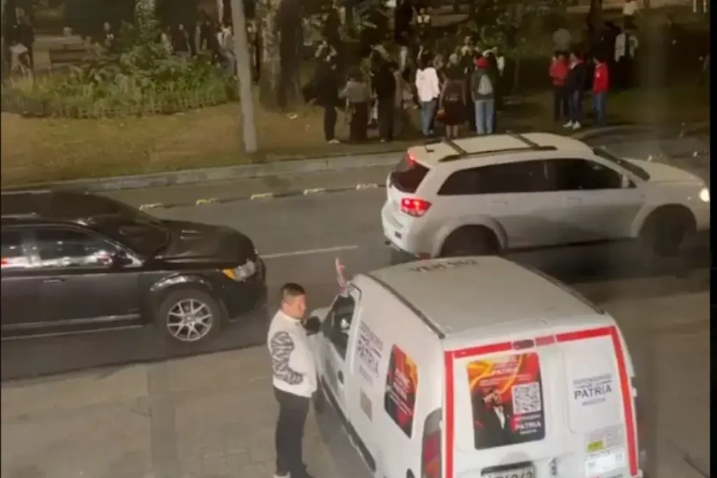 Crece la tensión en la campaña de segunda vuelta presidencial. La Secretaría de Seguridad de Bogotá tildó de "acción intimidante" el plantón de simpatizantes de Iván Cepeda en la sede de Abelardo de la Espriella - Foto: Captura de video