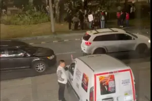 Crece la tensión en la campaña de segunda vuelta presidencial. La Secretaría de Seguridad de Bogotá tildó de "acción intimidante" el plantón de simpatizantes de Iván Cepeda en la sede de Abelardo de la Espriella - Foto: Captura de video