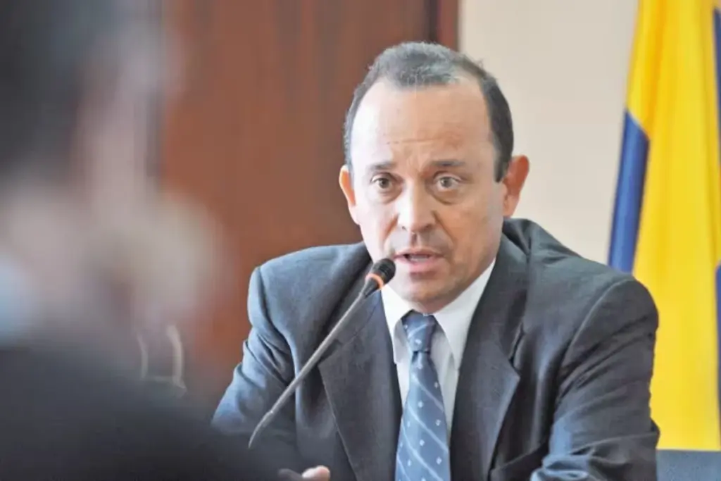 Santiago Uribe Vélez, hermano del expresidente Álvaro Uribe, se entregó a las autoridades tras confirmarse su condena de 28 años por el caso "Los 12 Apóstoles". La Corte Suprema cerró el caso de forma definitiva y la defensa busca reclusión en un batallón militar - Foto: Redes sociales