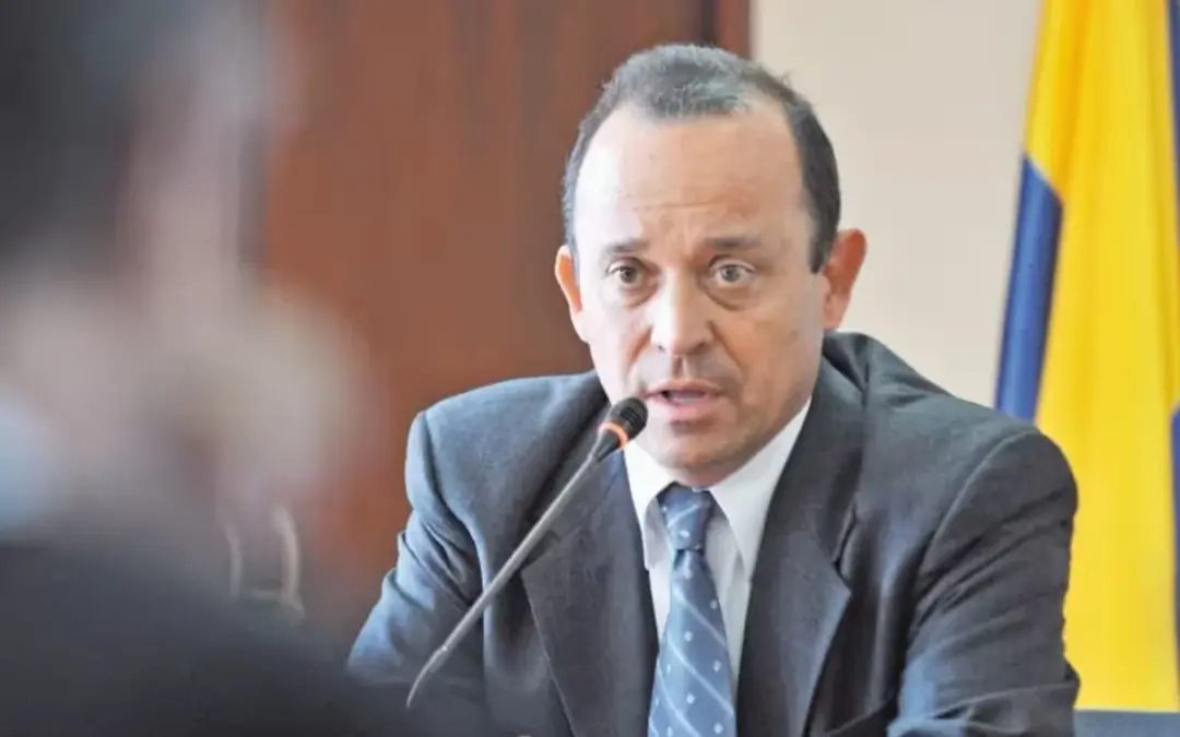 Santiago Uribe Vélez, hermano del expresidente Álvaro Uribe, se entregó a las autoridades tras confirmarse su condena de 28 años por el caso "Los 12 Apóstoles". La Corte Suprema cerró el caso de forma definitiva y la defensa busca reclusión en un batallón militar - Foto: Redes sociales