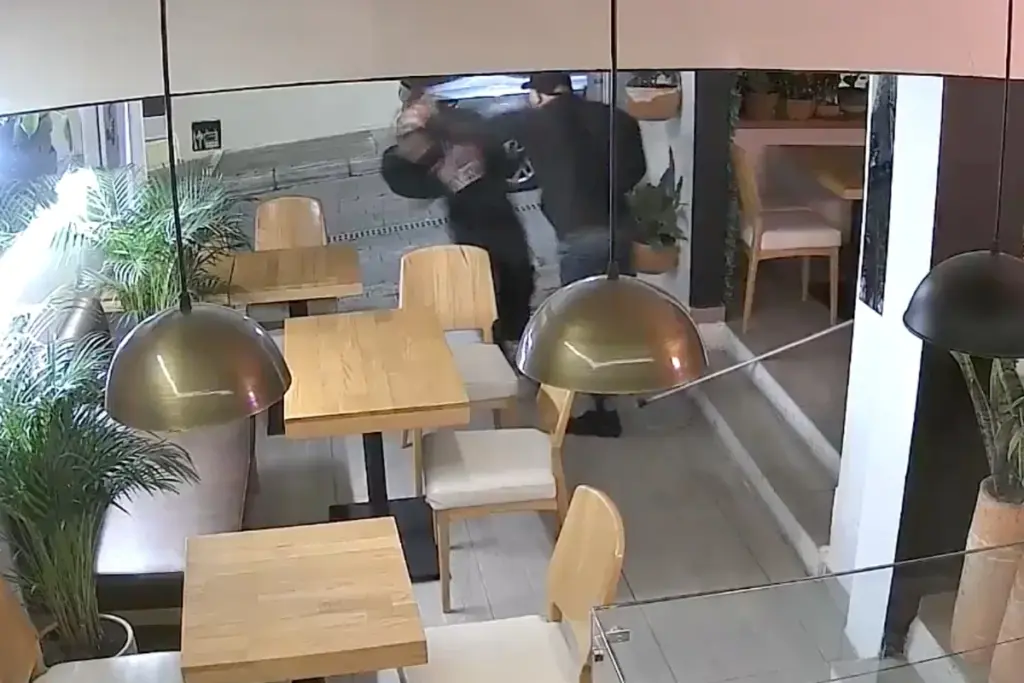 Violencia de género en Usaquén: Propietaria de la pastelería Rü Pâtisserie, María Quevedo, denuncia tentativa de feminicidio - Foto: Captura de video