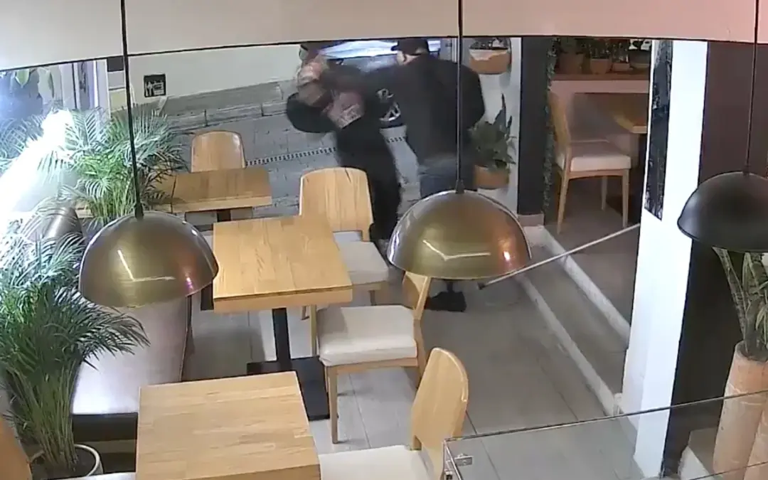 Violencia de género en Usaquén: Propietaria de la pastelería Rü Pâtisserie, María Quevedo, denuncia tentativa de feminicidio - Foto: Captura de video