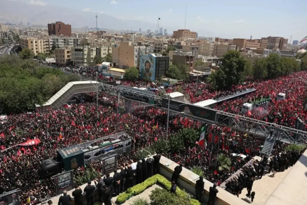 Irán vive una jornada histórica y de máxima tensión geopolítica. Una marea humana despidió al ayatolá Alí Jamenei en la ciudad santa de Qom tras su muerte - Foto: Redes sociales