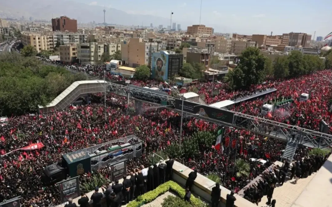 Irán vive una jornada histórica y de máxima tensión geopolítica. Una marea humana despidió al ayatolá Alí Jamenei en la ciudad santa de Qom tras su muerte - Foto: Redes sociales
