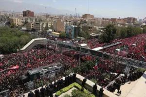 Irán vive una jornada histórica y de máxima tensión geopolítica. Una marea humana despidió al ayatolá Alí Jamenei en la ciudad santa de Qom tras su muerte - Foto: Redes sociales