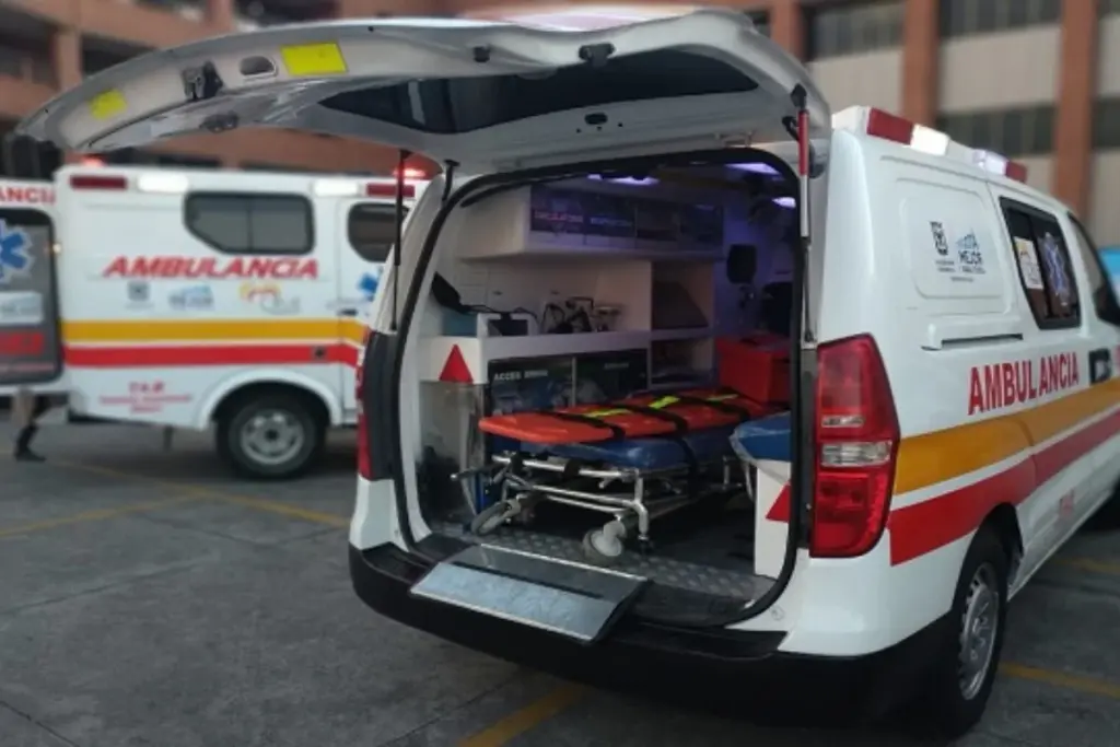 El concejal de Bogotá David Saavedra denunció un grave accidente en la calle 13 donde una ambulancia del Distrito habría embestido a un motociclista. La víctima se encuentra en UCI con pronóstico reservado - Foto: Redes sociales