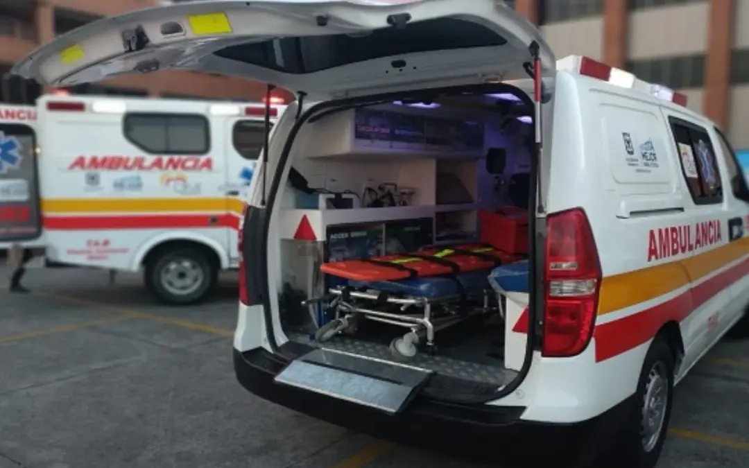 El concejal de Bogotá David Saavedra denunció un grave accidente en la calle 13 donde una ambulancia del Distrito habría embestido a un motociclista. La víctima se encuentra en UCI con pronóstico reservado - Foto: Redes sociales