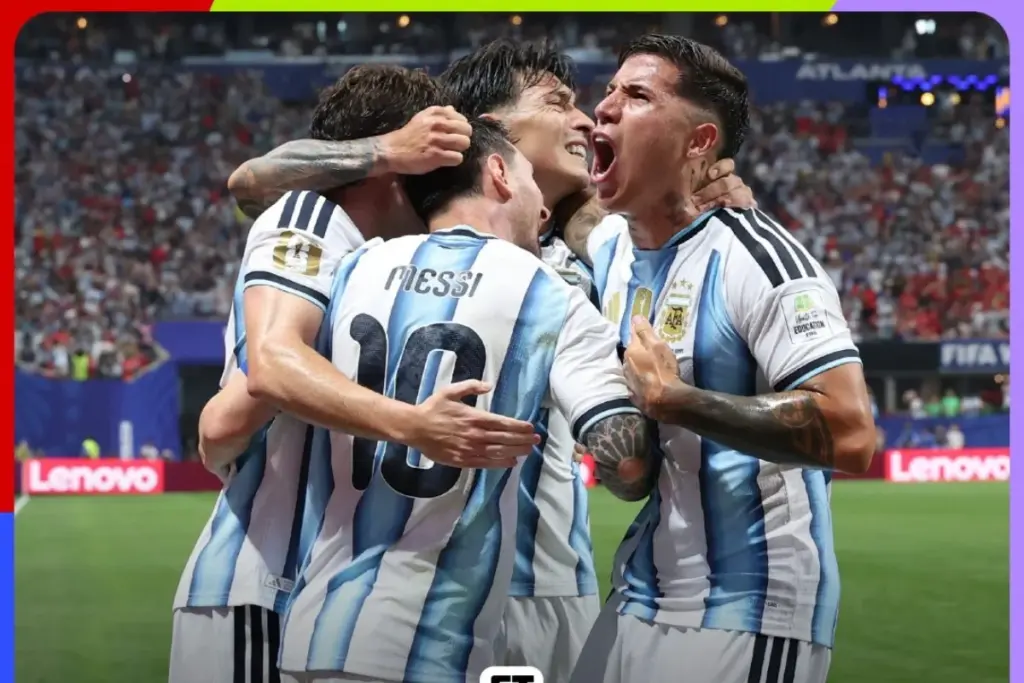 En un partido inolvidable del Mundial 2026, la Selección de Argentina remontó un 0-2 adverso ante Egipto con un estelar Lionel Messi y un agónico gol de Enzo Fernández en el minuto 92, sellando su pase a los cuartos de final - Foto: @FIFAWorldCup