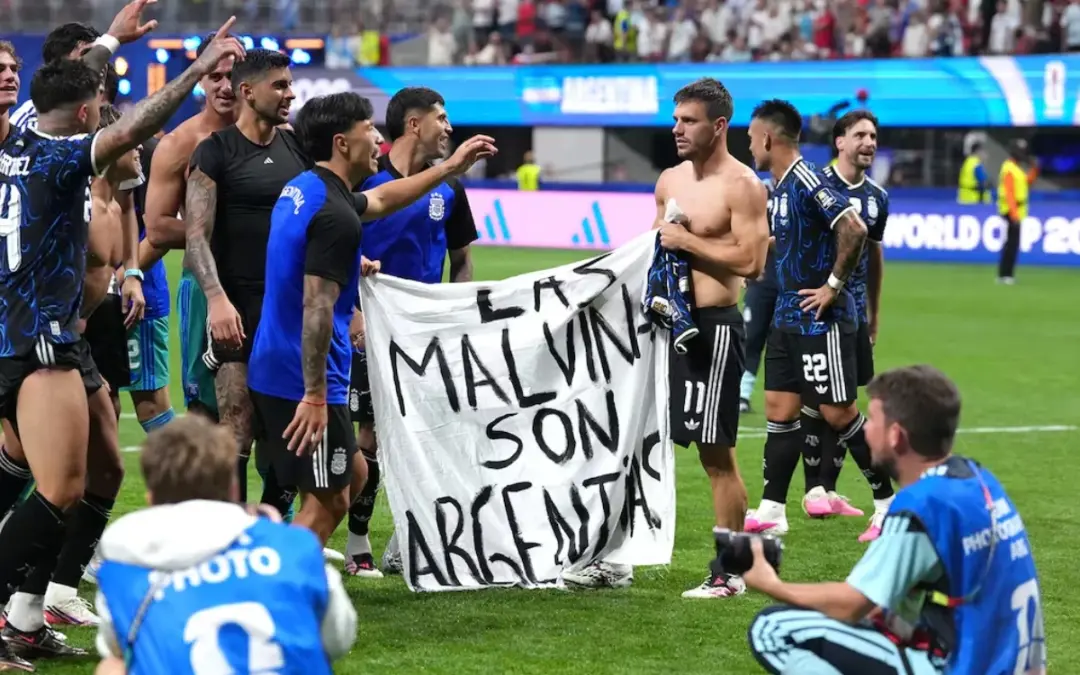 La FIFA abre una investigación disciplinaria contra la Selección de Argentina por la pancarta "Las Malvinas son argentinas" mostrada tras vencer a Inglaterra en la semifinal del Mundial 2026 - Foto: Redes sociales