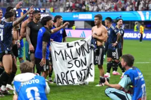 La FIFA abre una investigación disciplinaria contra la Selección de Argentina por la pancarta "Las Malvinas son argentinas" mostrada tras vencer a Inglaterra en la semifinal del Mundial 2026 - Foto: Redes sociales