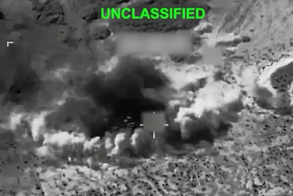 El presidente Donald Trump amenaza con destruir la infraestructura civil de Irán si no negocian, mientras Teherán reporta 30 civiles muertos por bombardeos de EE. UU. - Foto: @CENTCOM