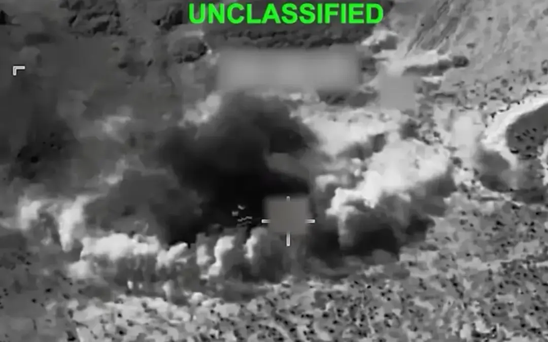 El presidente Donald Trump amenaza con destruir la infraestructura civil de Irán si no negocian, mientras Teherán reporta 30 civiles muertos por bombardeos de EE. UU. - Foto: @CENTCOM