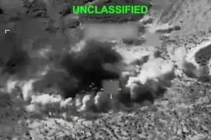 El presidente Donald Trump amenaza con destruir la infraestructura civil de Irán si no negocian, mientras Teherán reporta 30 civiles muertos por bombardeos de EE. UU. - Foto: @CENTCOM