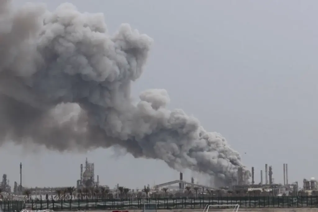 Irán lanza una masiva ofensiva con misiles y drones contra Baréin, Jordania y petroleros en el estrecho de Ormuz, destruyendo activos de EE. UU. tras el bloqueo naval ordenado por Donald Trump - Foto: Redes sociales