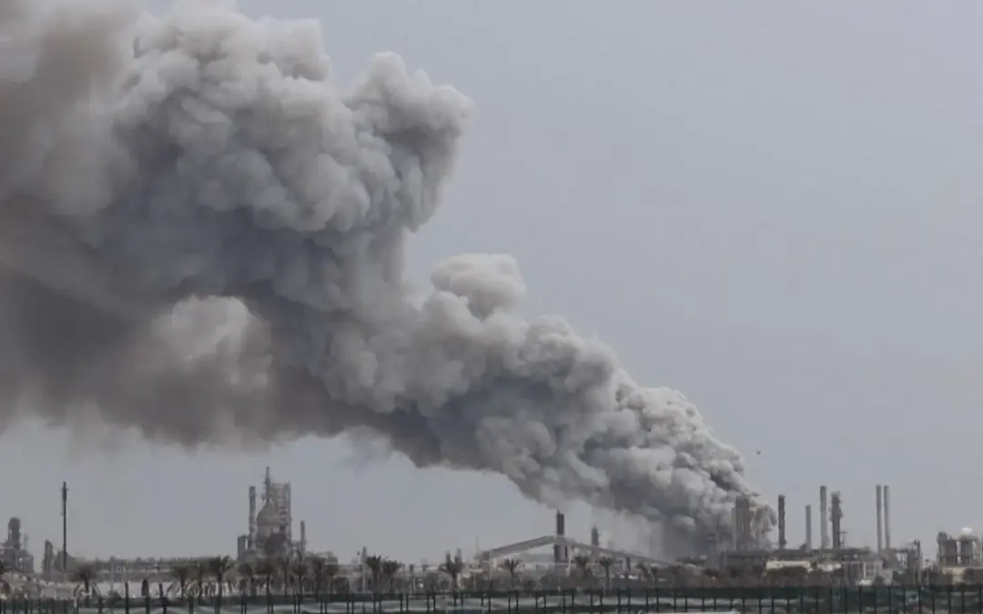 Irán lanza una masiva ofensiva con misiles y drones contra Baréin, Jordania y petroleros en el estrecho de Ormuz, destruyendo activos de EE. UU. tras el bloqueo naval ordenado por Donald Trump - Foto: Redes sociales
