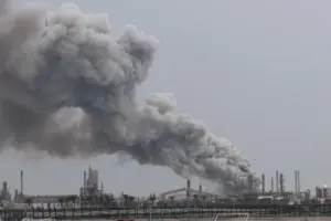 Irán lanza una masiva ofensiva con misiles y drones contra Baréin, Jordania y petroleros en el estrecho de Ormuz, destruyendo activos de EE. UU. tras el bloqueo naval ordenado por Donald Trump - Foto: Redes sociales