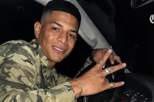 Las autoridades del Caribe colombiano buscan intensamente a alias 'Bendito Menor', un peligroso prófugo que se grabó en Riohacha tras el partido de la Selección Colombia - Foto: Redes sociales