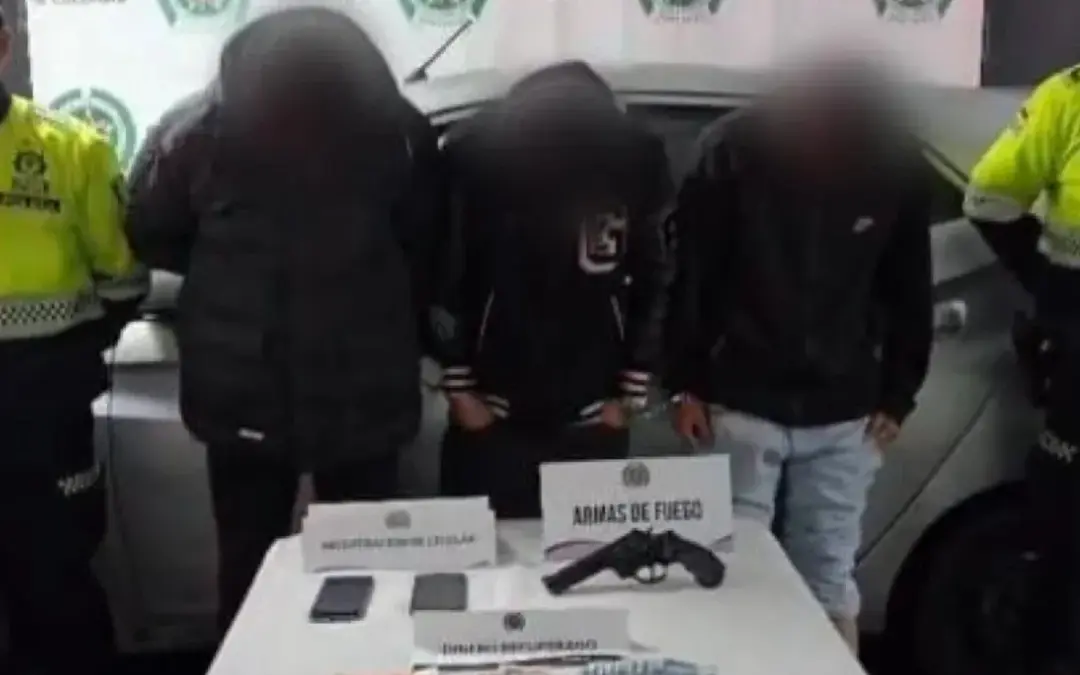 La Policía de Bogotá capturó en la localidad de Tunjuelito a tres hombres acusados de asaltar un restaurante en Puente Aranda - Foto: @PoliciaBogota