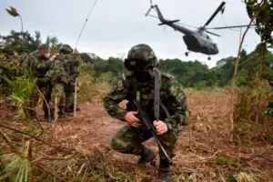 En un fallo histórico, un juez administrativo ordenó suspender de inmediato los bombardeos militares en Arauca - Foto: Redes sociales