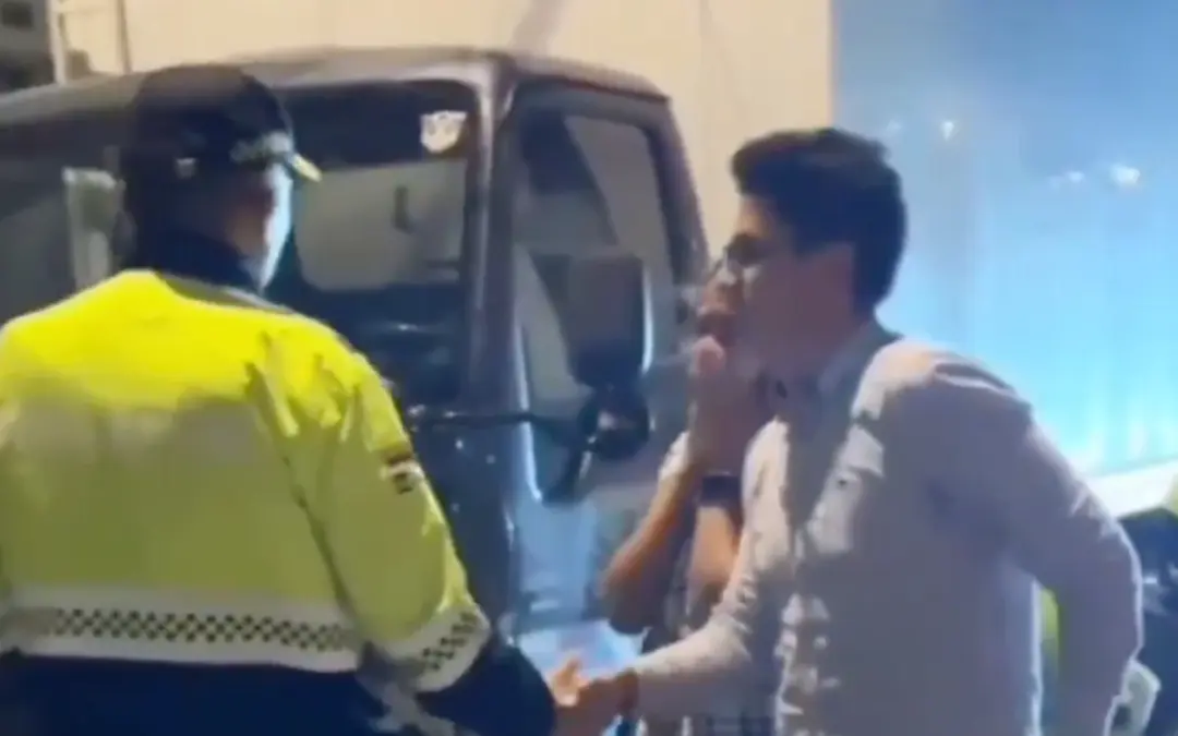 La Policía de Bogotá recuperó en Engativá el furgón robado a la empresa 'Soñaty' tras hacerse viral su denuncia en redes - Foto: Captura de video