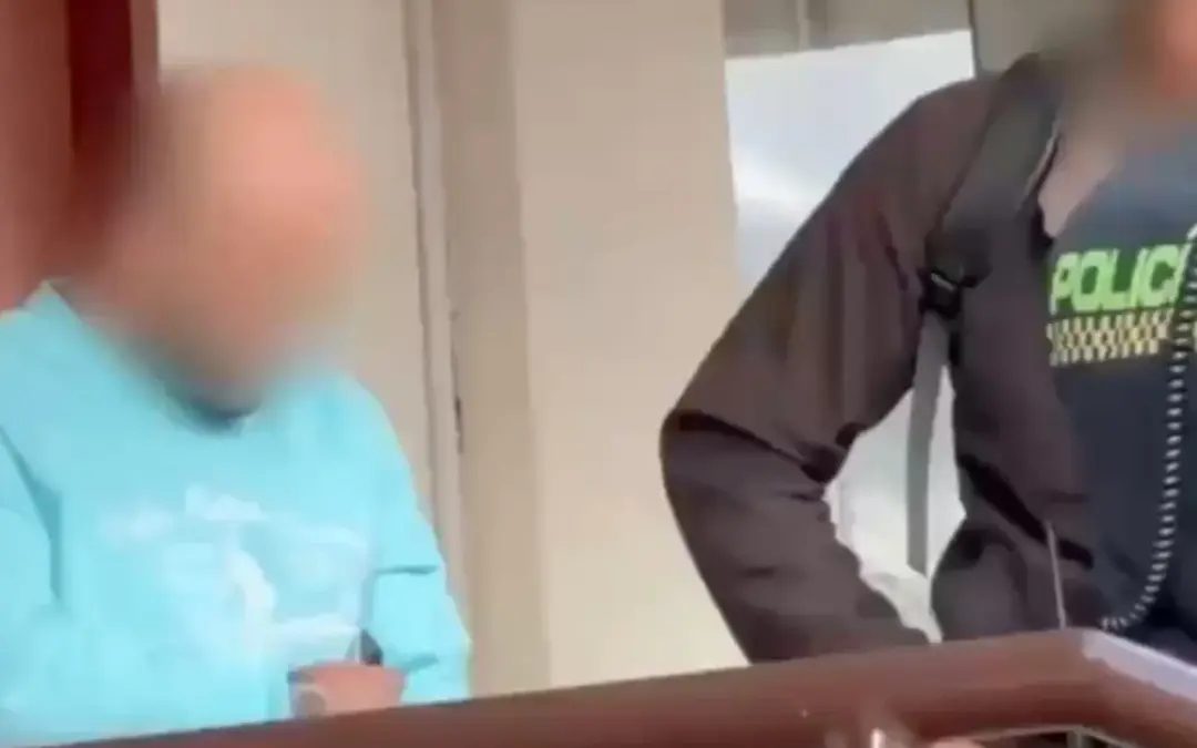 La Policía Metropolitana de Bogotá frustró una millonaria estafa en Teusaquillo. Un falso asesor bancario fue capturado en flagrancia con tarjetas de crédito, chips y bases de datos en su poder - Foto: Captura de video