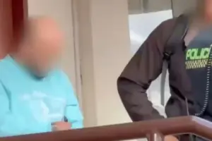 La Policía Metropolitana de Bogotá frustró una millonaria estafa en Teusaquillo. Un falso asesor bancario fue capturado en flagrancia con tarjetas de crédito, chips y bases de datos en su poder - Foto: Captura de video