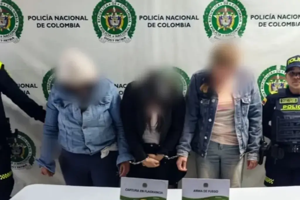 Tres mujeres fueron capturadas en flagrancia tras hurtar siete celulares bajo la modalidad de cosquilleo en un evento masivo en Puente Aranda, Bogotá - Foto: @PoliciaBogota