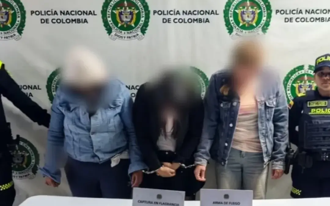 Tres mujeres fueron capturadas en flagrancia tras hurtar siete celulares bajo la modalidad de cosquilleo en un evento masivo en Puente Aranda, Bogotá - Foto: @PoliciaBogota