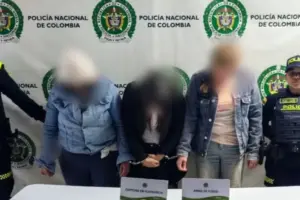 Tres mujeres fueron capturadas en flagrancia tras hurtar siete celulares bajo la modalidad de cosquilleo en un evento masivo en Puente Aranda, Bogotá - Foto: @PoliciaBogota