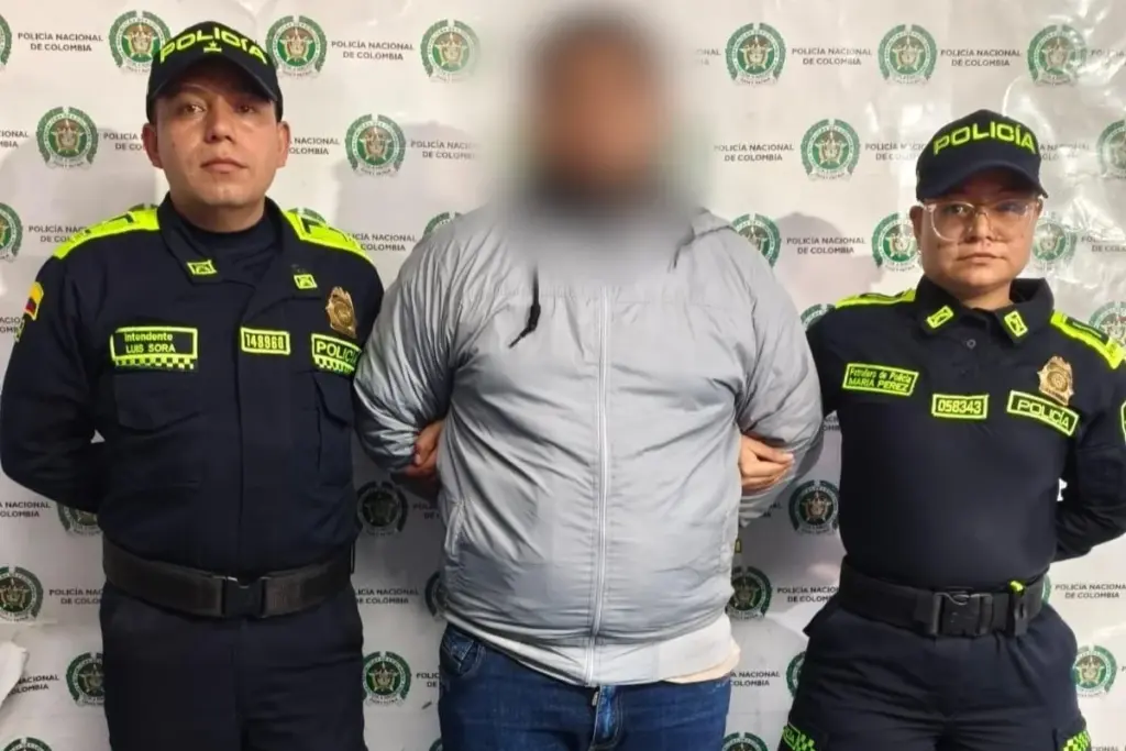 La Policía Metropolitana de Bogotá y la Fiscalía capturaron a un hombre acusado de agredir sexualmente a sus tres hijastras en Antioquia y Bogotá - Foto: @PoliciaBogota