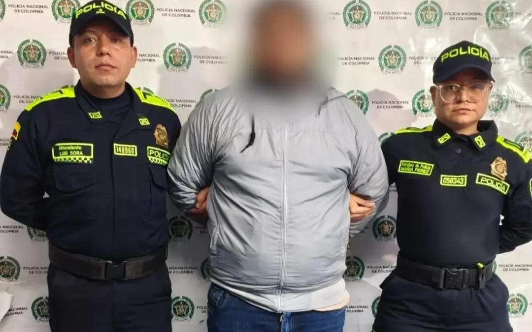 La Policía Metropolitana de Bogotá y la Fiscalía capturaron a un hombre acusado de agredir sexualmente a sus tres hijastras en Antioquia y Bogotá - Foto: @PoliciaBogota