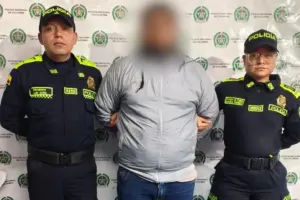La Policía Metropolitana de Bogotá y la Fiscalía capturaron a un hombre acusado de agredir sexualmente a sus tres hijastras en Antioquia y Bogotá - Foto: @PoliciaBogota