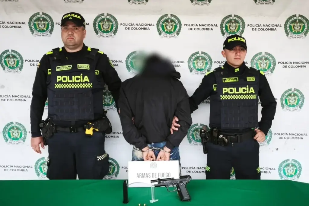 La Policía de Bogotá capturó en Usme a un hombre de 29 años que, portando un arma traumática y bajo libertad condicional, robó un vehículo en Rafael Uribe Uribe - Foto: @PoliciaBogota
