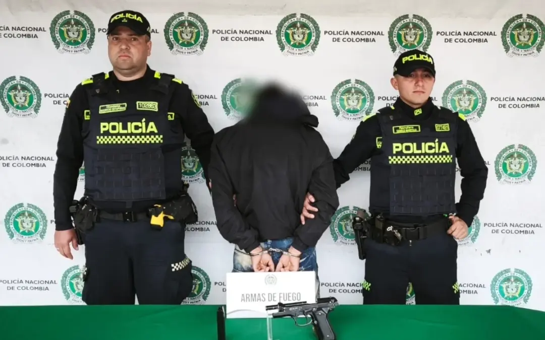 La Policía de Bogotá capturó en Usme a un hombre de 29 años que, portando un arma traumática y bajo libertad condicional, robó un vehículo en Rafael Uribe Uribe - Foto: @PoliciaBogota