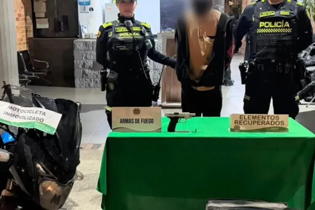 La Policía de Bogotá capturó en Normandía a un hombre de 25 años con antecedentes por hurto tras atracar a una mujer - Foto: @PoliciaBogota