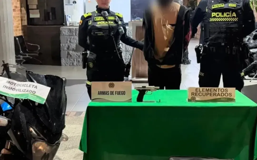 La Policía de Bogotá capturó en Normandía a un hombre de 25 años con antecedentes por hurto tras atracar a una mujer - Foto: @PoliciaBogota