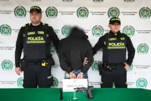 La Policía de Bogotá capturó en Usme a un hombre de 29 años que, portando un arma traumática y bajo libertad condicional, robó un vehículo en Rafael Uribe Uribe - Foto: @PoliciaBogota