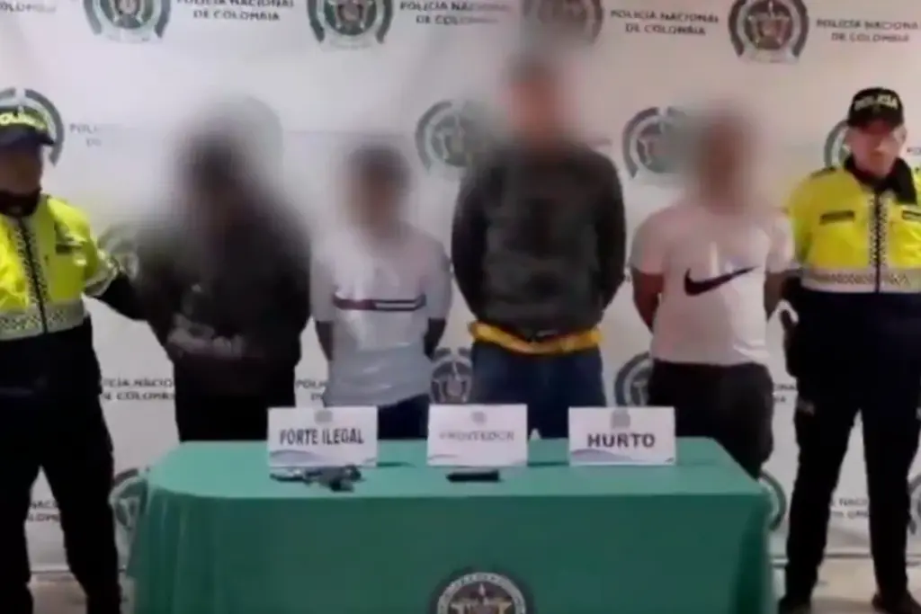 La Policía Metropolitana de Bogotá capturó en flagrancia a cuatro hombres tras balacera en Kennedy por el intento de robo a un conductor de plataforma - Foto: Captura de video