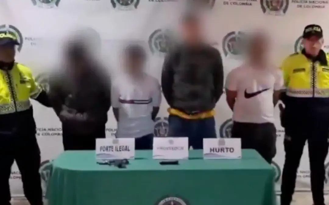 La Policía Metropolitana de Bogotá capturó en flagrancia a cuatro hombres tras balacera en Kennedy por el intento de robo a un conductor de plataforma - Foto: Captura de video